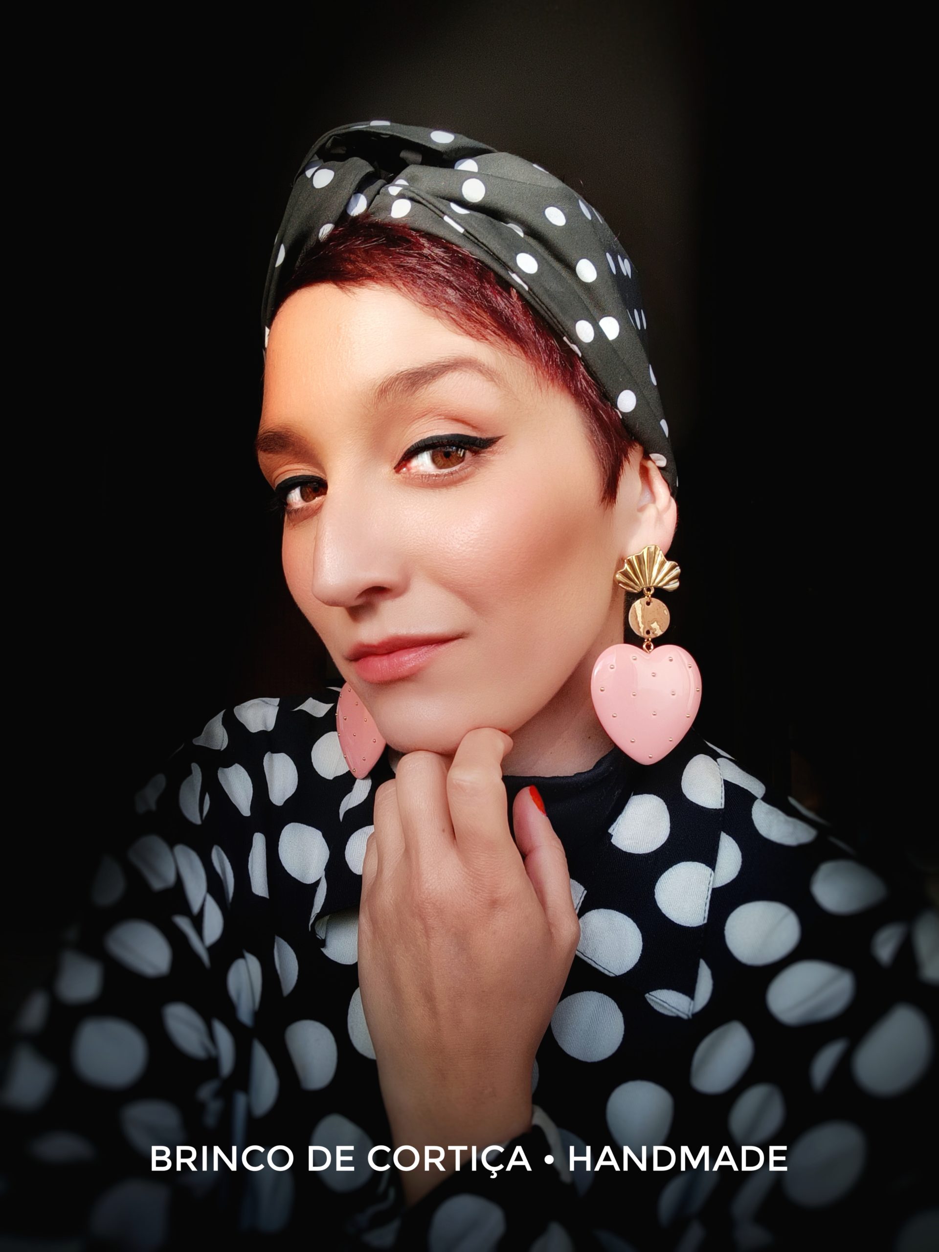 Mulher com brincos de cortiça em forma de coração